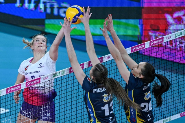 Siatkarki LOTTO Chemika nie sprawiły niespodzianki w play-off Tauron Ligi. Policzanki w pierwszym ćwierćfinałowym meczu przegrały na wyjeździe z Developresem Rzeszów 1:3 (16:25, 26:24, 22:25, 22:25).