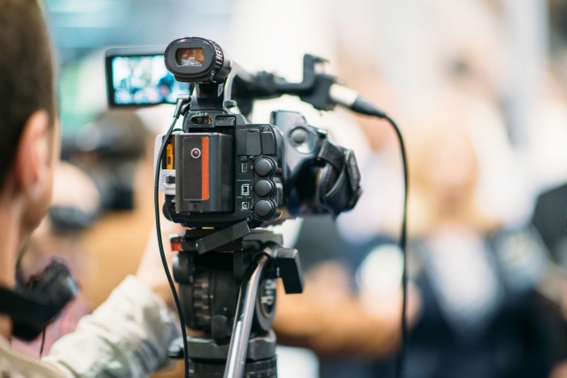 Kontrowersyjne reportaże, publikacje, które ujawniają wiele trudnych tematów poruszanych w mediach. Piotr Krysiak, czyli jeden z najbardziej popularnych dziennikarzy słynie właśnie ze wspomnianych zagadnień. O jego licznych reportażach jest głośno w całej Polsce, a książki zdobywają coraz większą popularność. Warto poświęcić nieco więcej uwagi, by zapoznać się z jego sylwetką oraz dokonaniami.