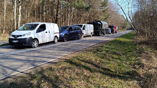 Trzy samochody osobowe i jeden wojskowy zderzyły się niedaleko Dźwirzyna pod Kołobrzegiem.