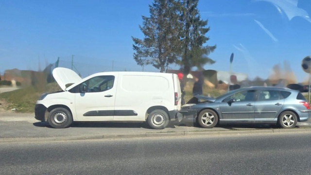 Dwa samochody osobowe zderzyły się na wjeździe do Mścic (gmina Będzino) od strony Koszalina.