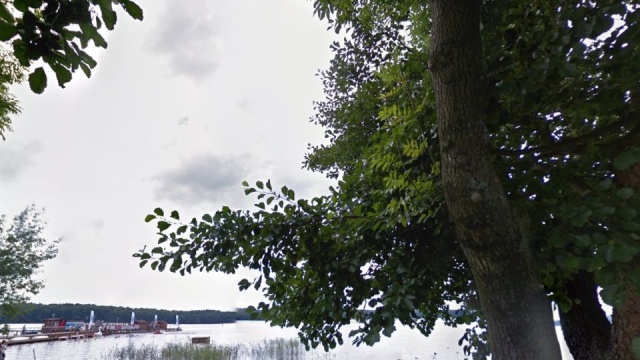 Trwają prace na plaży miejskiej w Szczecinku. Przede wszystkim modernizowany jest tam pomost.