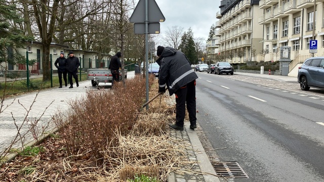 Wielkie wiosenne porządki w Świnoujściu. Miasto sprząta po zimie i szykuje się na tym samym na Wielkanoc. Zamiatane są ulice, reperowane ławki i porządkowana zieleń.