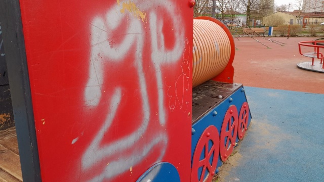 Połamane lub wyrwane deski ławek, zerwane huśtawki, czy pseudo graffiti na elementach służących do zabawy - na świnoujskich placach zabaw grasują wandale. Mieszkańcy są oburzeni, samorząd zapowiada odwet.