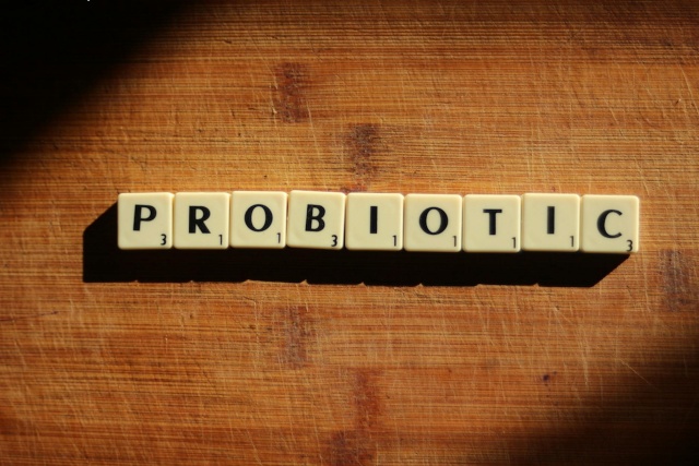 Probiotyki to żywe mikroorganizmy, które po spożyciu wywierają korzystny wpływ na organizm, przede wszystkim poprzez poprawę stanu mikrobiomu jelitowego. Mikrobiom jelitowy składa się z miliardów bakterii, wirusów i grzybów, które odgrywają kluczową rolę w naszym zdrowiu. W tym artykule przyjrzymy się bliżej, co to są probiotyki, jak działają i dlaczego są tak ważne dla zdrowia jelit i ogólnego dobrostanu.