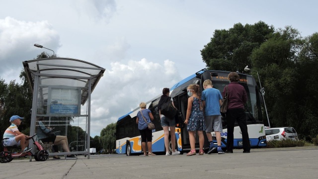 Dzień otwarty w zajezdni autobusowej, parada zabytkowych Jelczy i festyn. Tak komunikacja autobusowa w Świnoujściu świętuje swoje 20-lecie.