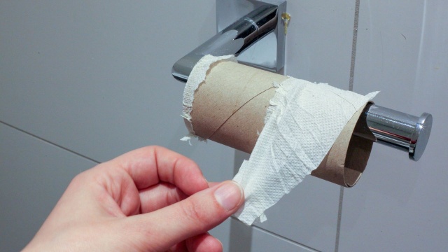 Cła Donalda Trumpa na kanadyjskie drewno zagrażają dostawom papieru toaletowego w Stanach Zjednoczonych. Amerykański prezydent forsuje cła, jako sposób na powrót produkcji do kraju i wielokrotnie powtarzał, że nie potrzebuje kanadyjskiego drewna.