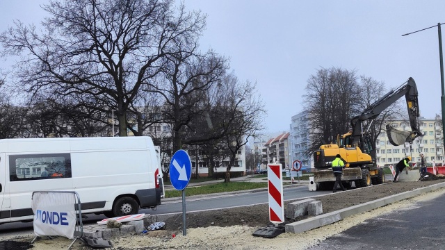 Chociaż prace przy jednej z głównych dróg wjazdowych do Kołobrzegu powinny zakończyć się w ubiegłym roku, to kierowcy nadal muszą liczyć się z utrudnieniami. Znamy jednak ostateczną datę zakończenia inwestycji.