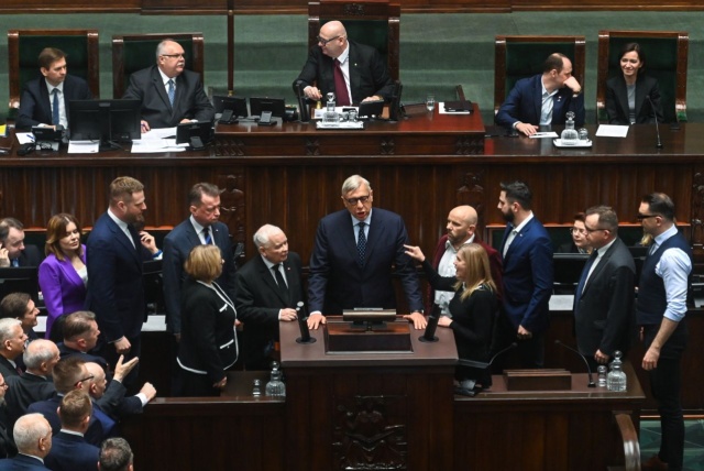 Starcie Jarosława Kaczyńskiego i Romana Giertycha podczas środowych obrad Sejmu. Z mównicy padły epitety i oskarżenia, a posłowie z ław skandowali wrogie hasła.