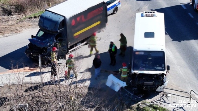 Dwie osoby zostały poszkodowane w zderzeniu autobusu z samochodem dostawczym w powiecie sławieńskim.