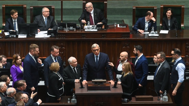 51 posłów PiS na sali obrad naruszyło powagę izby, kierując do posła KO Romana Giertycha bezpodstawne oskarżenia podczas środowego posiedzenia - zdecydowało Prezydium Sejmu.