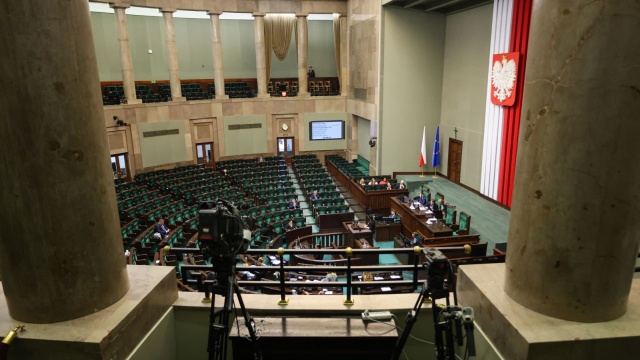 Sejm przegłosował ustawę o obniżeniu składki zdrowotnej dla przedsiębiorców. Na zaproponowanych zmianach ma skorzystać prawie 2,5 miliona prowadzących działalność gospodarczą.