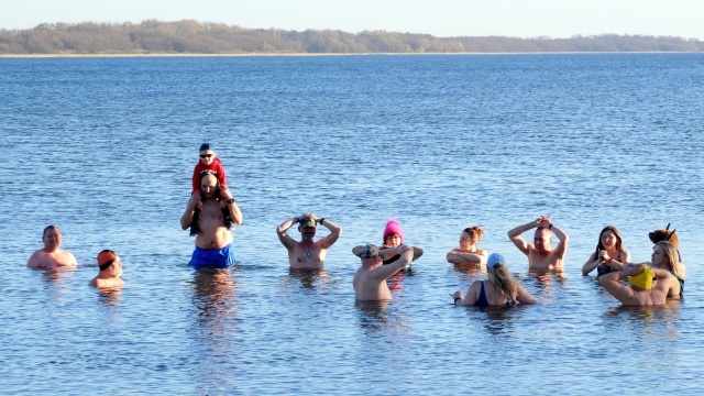 Najpierw wycieczka rowerowa, a potem ostatni w tym sezonie skok do zimnej wody. Miłośnicy mroźnych kąpieli ze Stargardzkiego Klubu Morsów Miedwianie kończą sezon.