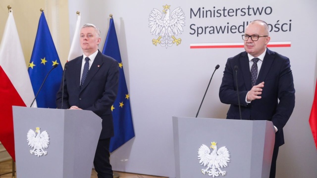 Komisja nie ma represjonować funkcjonariuszy, ma zająć się politykami - podkreślił szef MSWiA Tomasz Siemoniak na poniedziałkowej konferencji dotyczącej powołania nowej komisji, mającej zająć się wyjaśnieniem mechanizmów represji wobec społeczeństwa obywatelskiego oraz działaczy społecznych w latach 2015-2023.