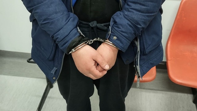 Groził przechodniom śrubokrętem, teraz zasiądzie na ławie oskarżonych. Chodzi o 37-latka, który został zatrzymany przez policjantów z Wałcza.