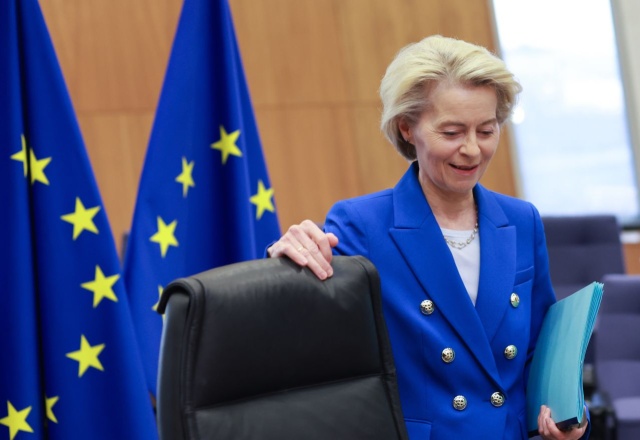 Decyzja prezydenta USA Donalda Trumpa o wstrzymaniu ceł wzajemnych to ważny krok w kierunku stabilizacji globalnej gospodarki - oświadczyła w czwartek szefowa Komisji Europejskiej Ursula von der Leyen. Podkreśliła, że nadal opowiada się za wprowadzeniem zerowych ceł wzajemnych między USA i UE.
