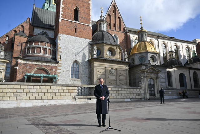 Nigdy nic nie naprawi tej straty, ani najbliższym, ani Rzeczypospolitej to jest ból, który nie mija, mimo że minęło 15 lat - powiedział prezydent Andrzej Duda w 15. rocznicę katastrofy smoleńskiej. Podkreślił, że delegacja do Katynia w kwietniu 2010 r. był misją ważną państwowo i historycznie.
