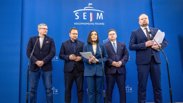 Sejmowa komisja śledcza do spraw Pegasusa przedstawiła odtajnione dokumenty na temat zakupu oprogramowania szpiegowskiego przez CBA w czasach rządów PiS.
