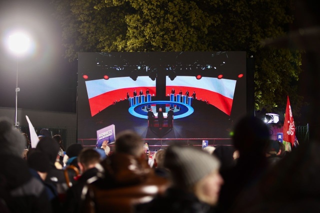 Przed godz. 21 rozpoczęła się druga piątkowa debata prezydencka w Końskich transmitowana przez TVP, TVN i Polsat, pokazywana również przez TV Republika.