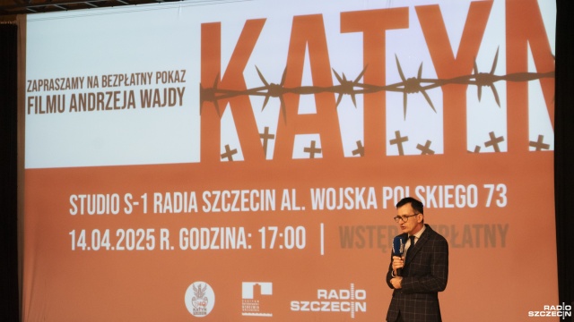 Za pamięć o Katyniu można było pójść do więzienia lub stracić życie - powiedział dziś Sebastian Ligarski, dyrektor Centrum Solidarności Stocznia w Szczecinie, podczas pokazu filmu pt. Katyń, w reżyserii Andrzeja Wajdy, w studiu S1 Radia Szczecin.