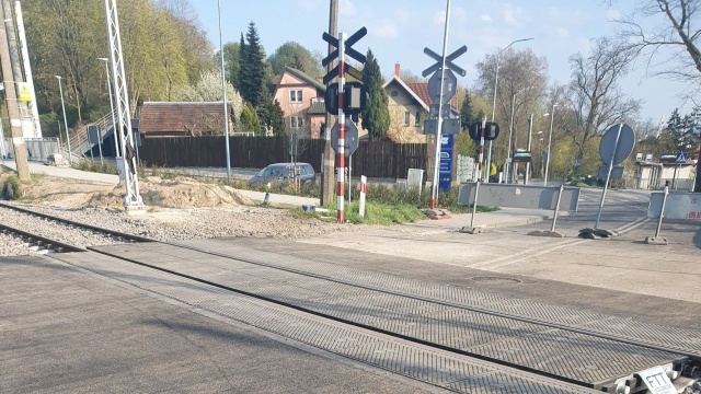 Zbliża się koniec prac na ul. Świętojańskiej w Szczecinie. Kończy się przebudowa przejazdu kolejowego.