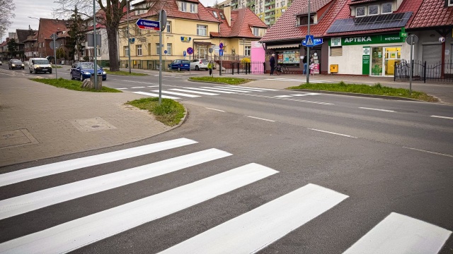 W całym mieście trwa odświeżanie oznakowania poziomego na ulicach.