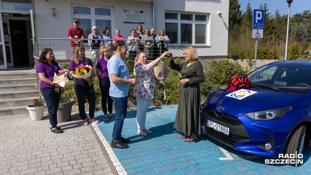 Nowe auto dla Stowarzyszenia Hospicjum Królowej Apostołów w Tanowie.