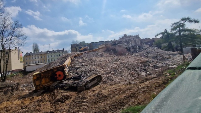 Koparka z wysięgnikiem przełamała się na pół, a operator został zakleszczony w kabinie.