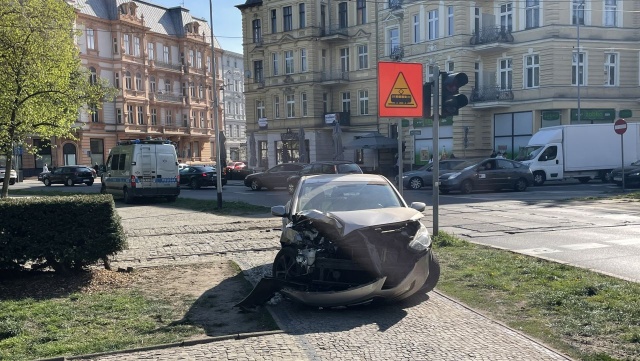 Samochód osobowy zderzył się z tramwajem. Poszkodowana jest jedna osoba - kobieta kierująca samochodem, która skarżyła się na ból w klatce piersiowej.