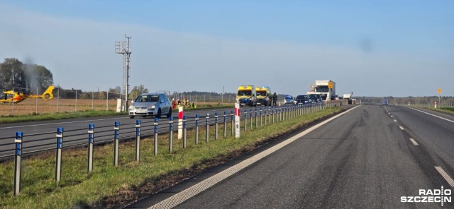 Wypadek na drodze S6 między Płotami a Nowogardem. Auto dachowało między Lisowem a Wyszogórą.