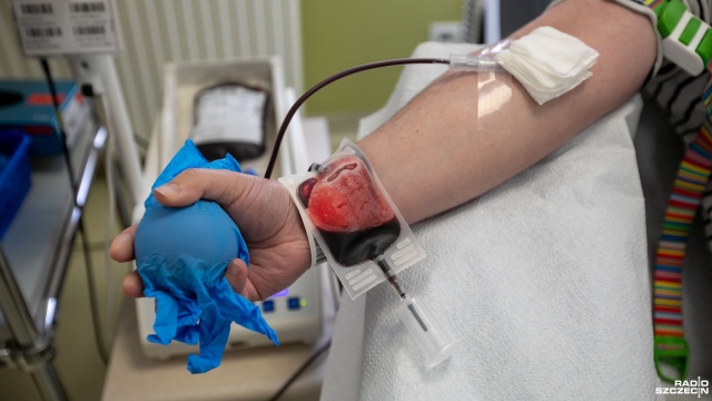 Masło orzechowe, czekolady, bilety na mecze piłkarskie, ale i... dwa dni wolne w pracy - na takie przywileje mogą liczyć ci, którzy chcą i mogą oddać krew.