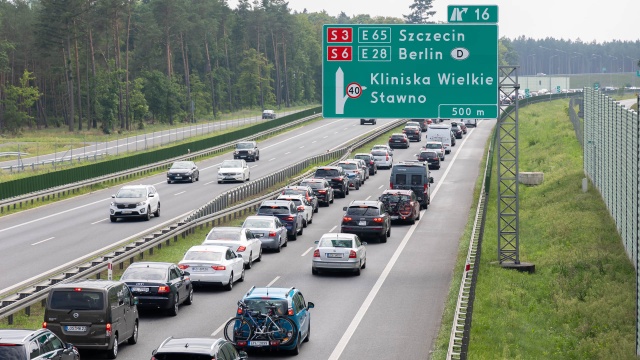 Przestrzegać przepisów, zdjąć nogę z gazu i nie wsiadać za kółko po alkoholu - to proste, ale niezbędne zasady dla kierowców. Obowiązują nie tylko podczas świątecznych podróży.