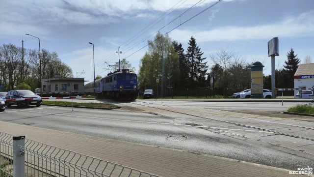 Noga z gazu, przerwy w dłuższych trasach i - uwaga szczególnie na przejazdach kolejowych. Dla tych, którzy planują wsiąść za kółko w święta kilka rad dotyczących właśnie przejazdów kolejowo-drogowych zebrał Przemysław Polanin.