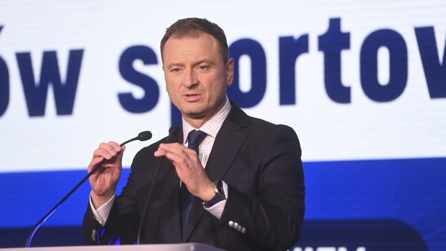 Ministerstwo Sportu negocjuje z Ministerstwem Edukacji zmianę podstawy programowej z zajęć wychowania fizycznego. Program nauczania w szkołach ma być skonstruowany tak, aby uczniowie oprócz kompetencji językowych, matematycznych i cyfrowych zdobywali też kompetencje ruchowe - mówi minister sportu Sławomir Nitras.