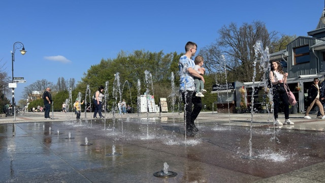 W Świnoujściu działają już prawie wszystkie miejskie fontanny. Uruchomione zostały m.in. kolorowy wodotrysk na Promenadzie Zdrowia, a także fontanny na placu Wolności, przy ul. Słowackiego oraz Źródełko w Parku Zdrojowym.