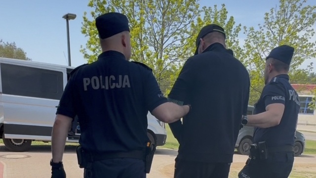 32-latek poszukiwany europejskim nakazem aresztowania trafił w ręce szczecińskich policjantów. To dzięki wspólnej pracy polskich i niemieckich służb, które ustaliły miejsce pobytu mężczyzny.