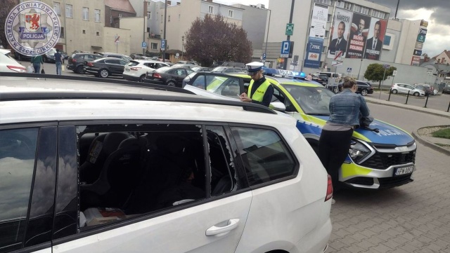 Nietypowa interwencja policjantów ze Szczecinka. Funkcjonariusze zostali wezwani przez matkę, która po zainstalowaniu nosidełka z dzieckiem w samochodzie zatrzasnęła drzwi i nie mogła znaleźć kluczyków.