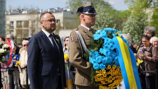Uroczystości w hołdzie żydowskim bojownikom i zamordowanym Żydom warszawskiego getta rozpoczęły się w południe przy Pomniku Bohaterów Getta Warszawskiego na warszawskim Muranowie.