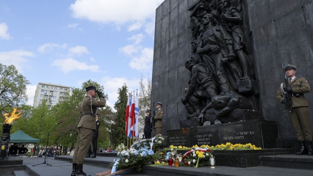 Główne uroczystości upamiętniające 82. rocznicę wybuchu powstania odbyły się przy pomniku Bohaterów Getta. Hołd ofiarom walk oddali przedstawiciele społeczności żydowskiej, kombatanci i przedstawicieli ładz państwowych.
