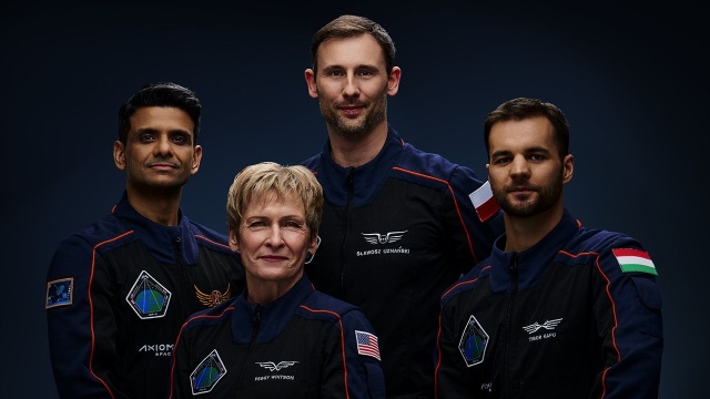 Fragment dzieła Mikołaja Kopernika, polskie litery, naszywka misji generała Mirosława Hermaszewskiego - w trakcie zbliżającej się polskiej misji kosmicznej Ignis nasz astronauta zabierze ze sobą na orbitę przedmioty, które podkreślą narodowy charakter przedsięwzięcia.