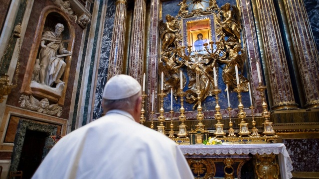 Papież Franciszek przed śmiercią wydał dyspozycję, by pochowano go w rzymskiej bazylice Matki Bożej Większej. To było szczególnie ważne miejsce, które odwiedzał zawsze przed ważnymi wydarzeniami swego pontyfikatu oraz każdą podróżą zagraniczną i po jej zakończeniu. Franciszek uprościł też obrzęd pochówku.