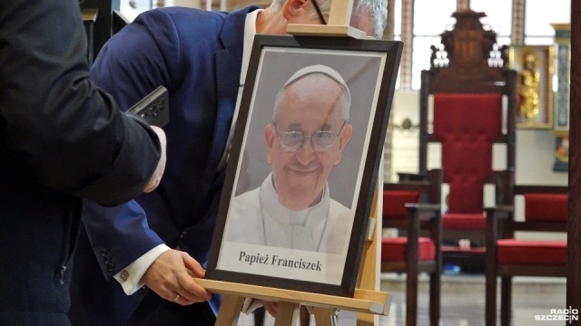 Po śmierci papieża, w kościele rzymskokatolickim rozpoczął się okres tak zwanego sede vacante. To czas, w którym tron biskupa Rzymu pozostaje nieobsadzony, a władzę w Stolicy Apostolskiej obejmuje wyznaczony kardynał kamerling, w tym przypadku Irlandczyk, Kevin Farrell.