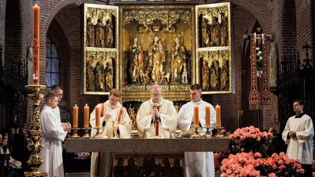 Lgnął do ludzi skreślonych przez innych, do cierpiących i chorych - tak papieża Franciszka wspominają Polacy zgromadzeni na placu świętego Piotra w Watykanie.