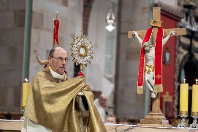 Był szczególnym świadkiem wiary, który kochał człowieka, Kościół i który budował wspólnotę. Tak zmarłego papieża wspomina prymas Polski abp Wojciech Polak.