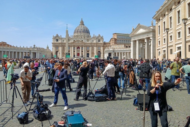 Wierni i turyści przybyli do Rzymu i gromadzą się na placu św. Piotra. Planowana jest wspólna modlitwa w intencji zmarłego papieża Franciszka.