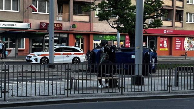 Do zdarzenia doszło po godzinie 6.00 rano. Taksówka na aplikację przeleciała przez barierki przy torowisku.
