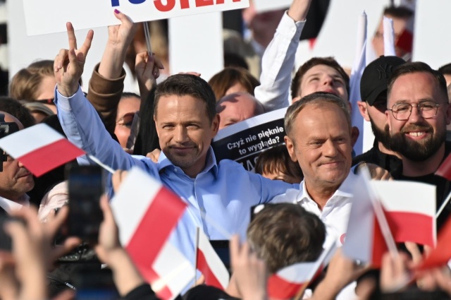 Biało-czerwona ma łączyć, a nie dzielić, bo w momentach trudnych zawsze byliśmy razem - tak mówił podczas wiecu w Sopocie kandydat Koalicji Obywatelskiej Rafał Trzaskowski.