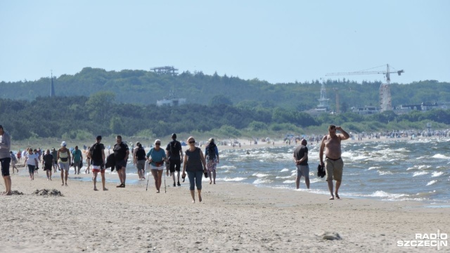 Więcej gości - więcej sprzątania. Świnoujska plaża w czasie majówki przechodzi pierwszy test przed sezonem. Nad Bałtykiem nie brakuje i gości i pracy.
