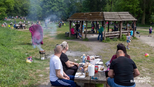 Majówka z książką, maratonem serialu, a może z ulubioną grą komputerową Może okazać się, że długi weekend spędzony przed ekranem telewizora czy z telefonem w ręku bardziej nas zmęczy niż zrelaksuje - przekonuje psycholog Anna Borkowska.