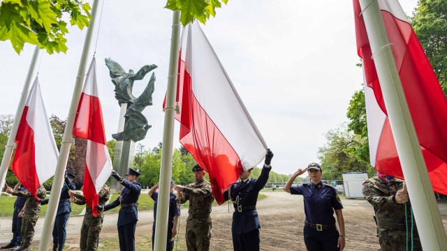 Mieszkańcy Szczecina oraz władze miasta i regionu założyli hołd z okazji Dnia Flagi Rzeczypospolitej Polskiej.