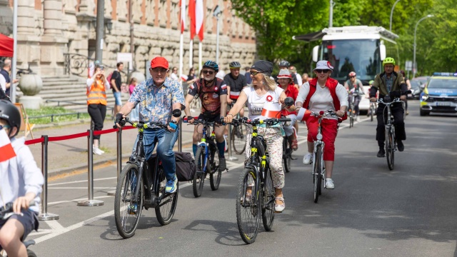 Szczecinianie świętują Dzień Flagi aktywnie i w rytm muzyki w ramach święta oraz trwającego Festiwalu Szczecin Classic, Baltic Neopolis Orchestra zorganizowała peleton rowerowy pod nazwą Biało-czerwona, klasyczna, rowerowa masa krytyczna.